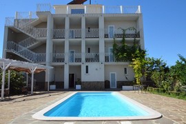 Мини-гостиница с бассейном у моря