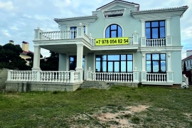 Дом 414 м2 в первой линии от моря